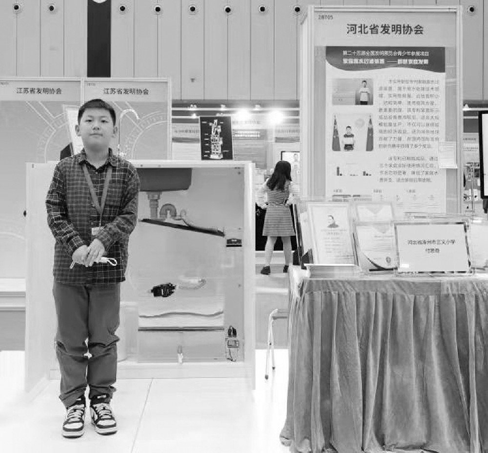 聽(tīng)了姥爺?shù)囊痪鋰Z叨話 小思奇鼓搗出了個(gè)廢水過(guò)濾裝置