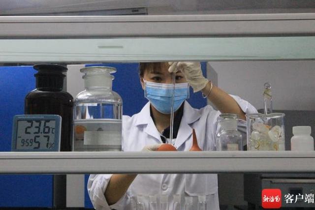 化驗員正在對污水廠出水水質(zhì)進行化驗。